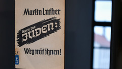 Eine Broschüre aus der Zeit des Nationalsozialismus "Martin Luther. über die Juden: Weg mit ihnen" aus dem Jahr 1938 liegt in der Ausstellung im Lutherhaus Eisenach. Luthers ursprünglich religiöse Kritik wurde von den Nazis benutzt, um die Verfolgung der J