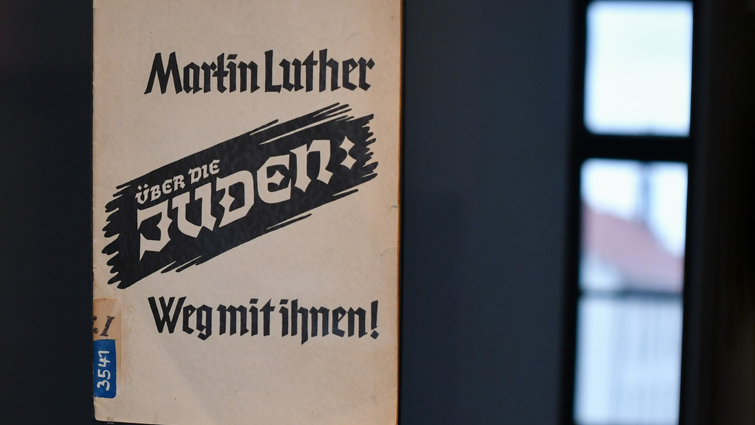 Eine Broschüre aus der Zeit des Nationalsozialismus "Martin Luther. über die Juden: Weg mit ihnen" aus dem Jahr 1938 liegt in der Ausstellung im Lutherhaus Eisenach. Luthers ursprünglich religiöse Kritik wurde von den Nazis benutzt, um die Verfolgung der J