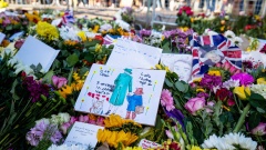 Vertrauens- und Identifikationsfigur für viele: Trauernde legen Blumen vor Schloss Windsor für Königin Elizabeth II. ab