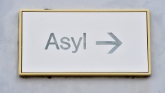 Ein Schild mit der Aufschrift "Asyl" hängt in der Landeserstaufnahme für Asylbewerber 