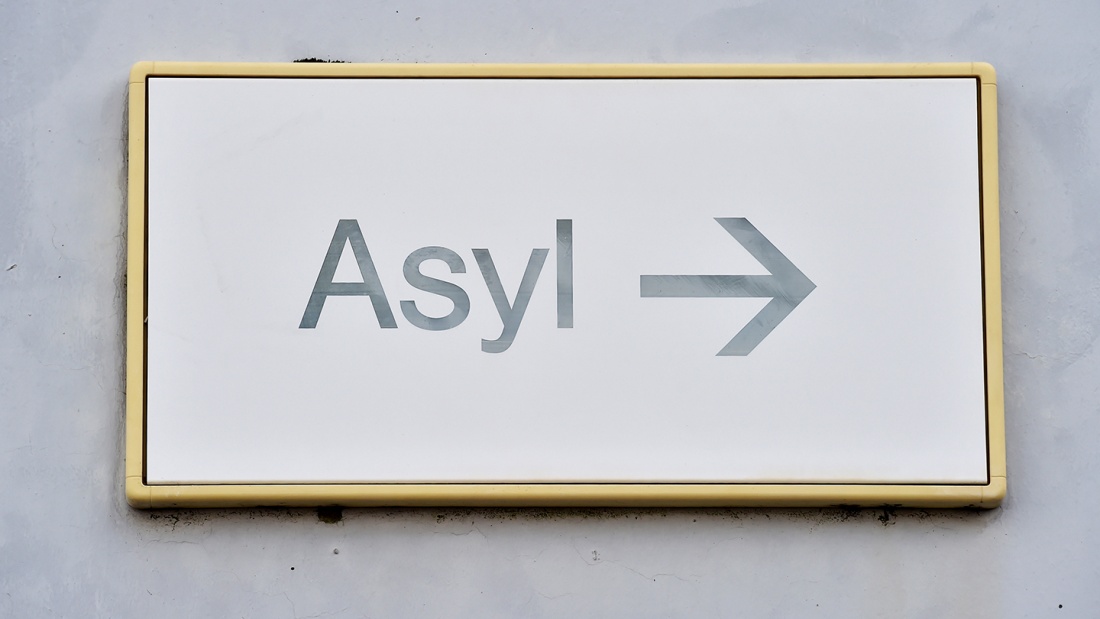 Ein Schild mit der Aufschrift "Asyl" hängt in der Landeserstaufnahme für Asylbewerber 