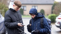 Zwei Jungen tippen auf ihren Smartphones