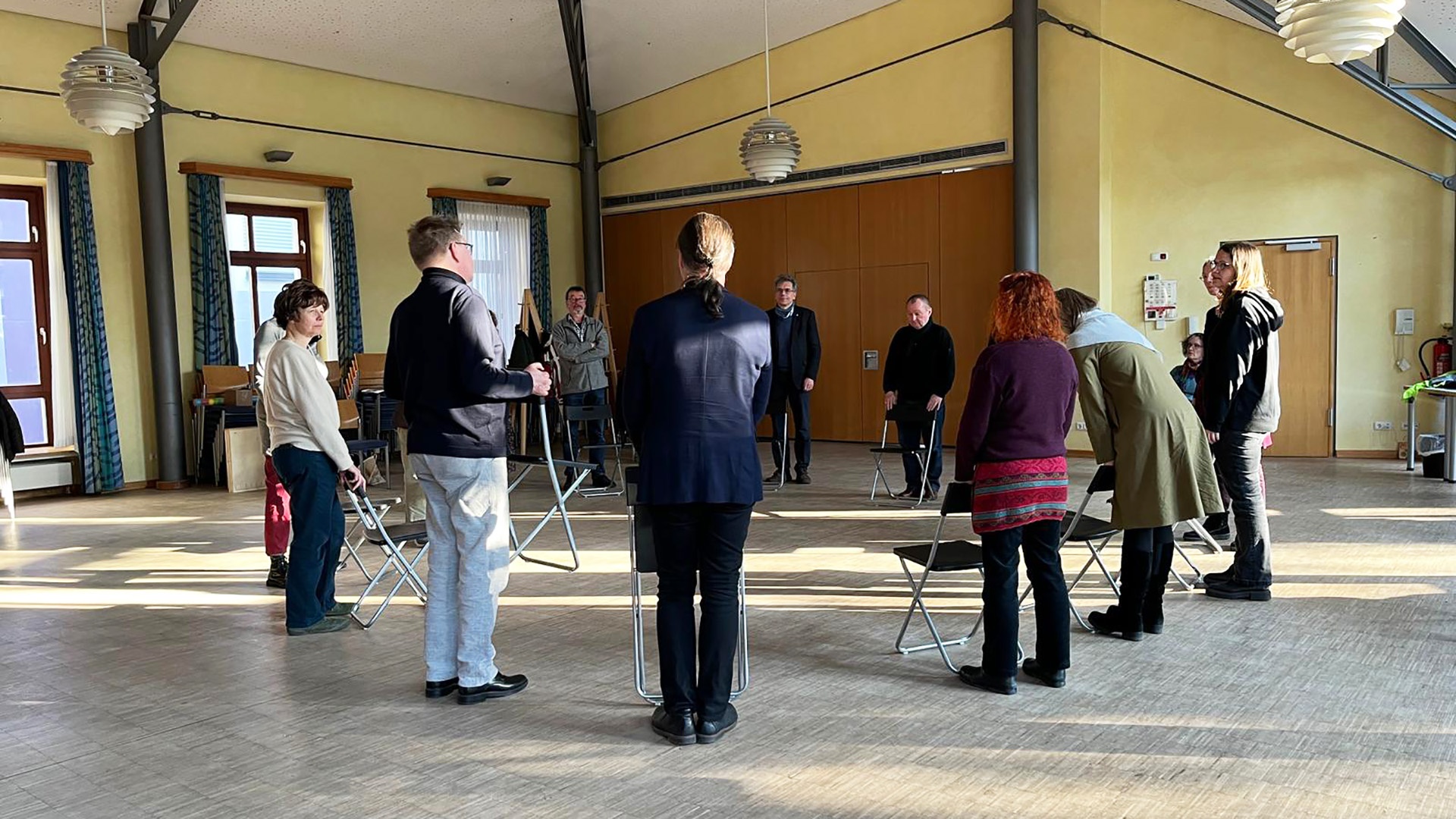 Die Teilnehmenden lernen sich am Vortag zur "Mahl ganz anders"-Aktion im Gemeindehaus in Osnabrück kennen.