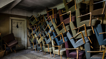 Abstellkammer mit alten Sesseln