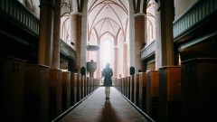 Frau in Kirche allein
