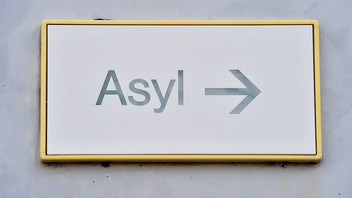 Schild mit Asylhinweis