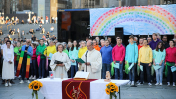 Segnungsfeier für gleichgeschlechtliche Paare vor dem Kölner Dom