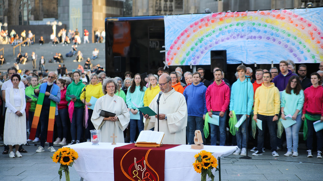 Segnungsfeier für gleichgeschlechtliche Paare vor dem Kölner Dom