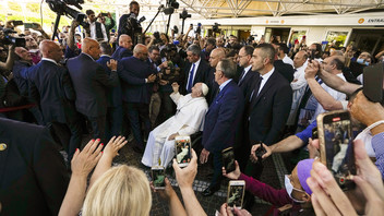 Papst Franziskus verlässt Klinik Agostino Gemelli