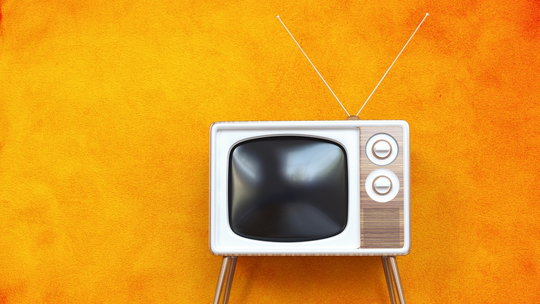Fernseher vor gelbem Hintergrund.