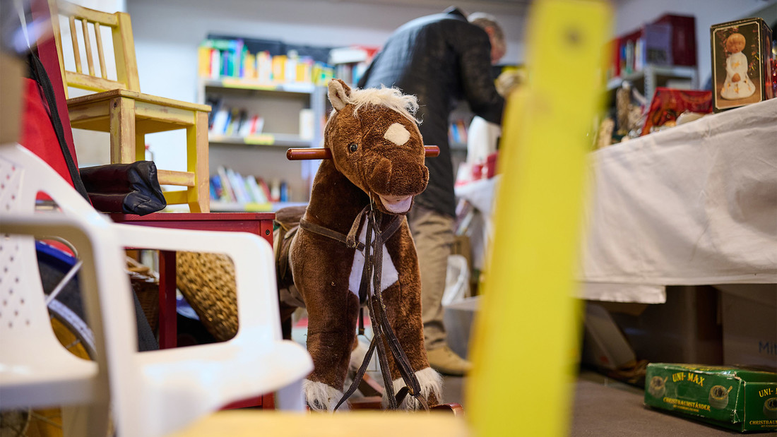 Teddybär auf einem Stuhl im Berliner Sozialkaufhaus "Rumpelbasar"