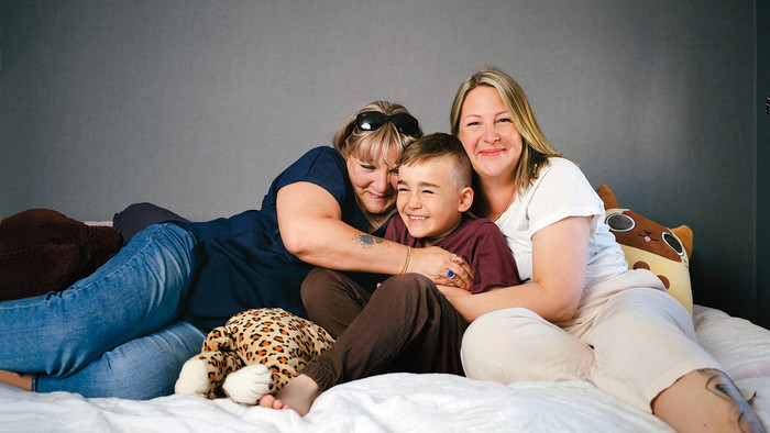 Lolita Carlerup (rechts) bekam die Gebärmutter ihrer Schwester Linda Wästerlund transplantiert. Lolita wurde schwanger – ihr Sohn Cash ist gerade acht geworden
