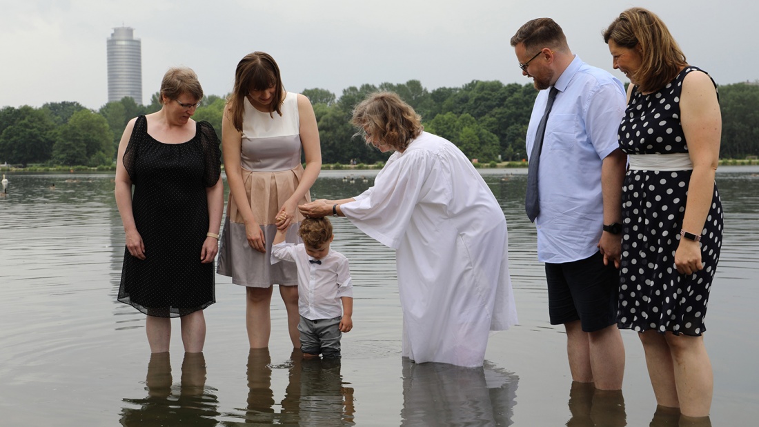 Lukas wird im See getauft