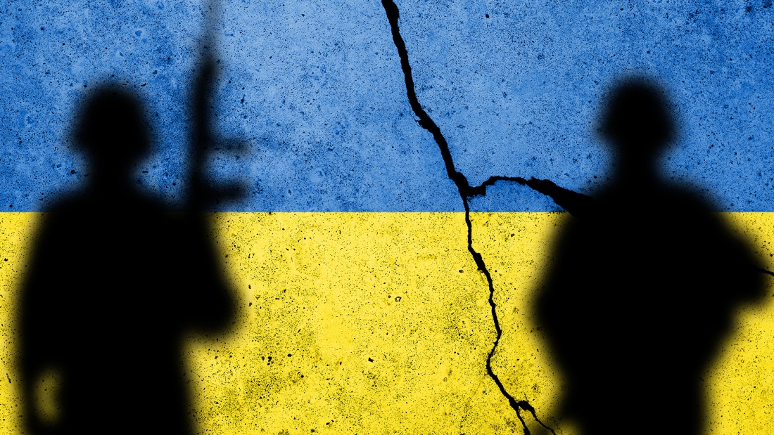Ukraineflagge auf Wand mit Soldaten