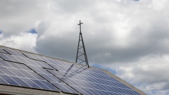 Kirchendach mit Solarpanelen