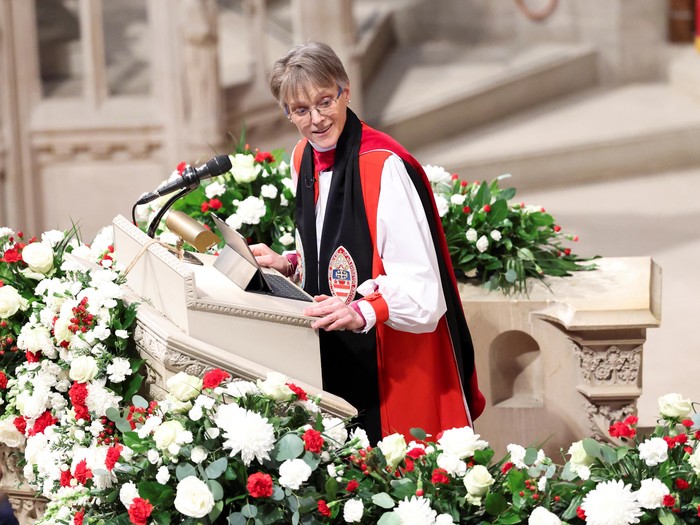 Reverend Mariann Edgar Budde spricht, während US-Präsident Donald Trump, First Lady Melania und US-Vizepräsident J.D. Vance mit Second Lady Usha am Gottesdienst zum Nationalen Gebetstag in der Washington National Cathedral in Washington teilnehmen