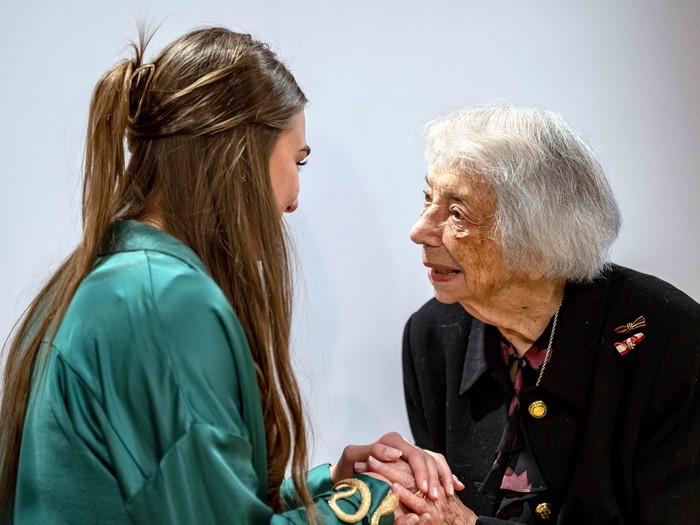 Margot Friedländer, Holocaust-Überlebende, gratuliert bei der Verleihung des Margot-Friedländer-Preises einer Schülerin der Gesamtschule Waldbröl
