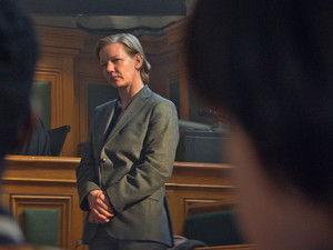 Filmszene mit Sandra Hüller in dem Kinofiln 'Anatomie eines Falls'. Sandra Hüller steht im Gerichtssaal 