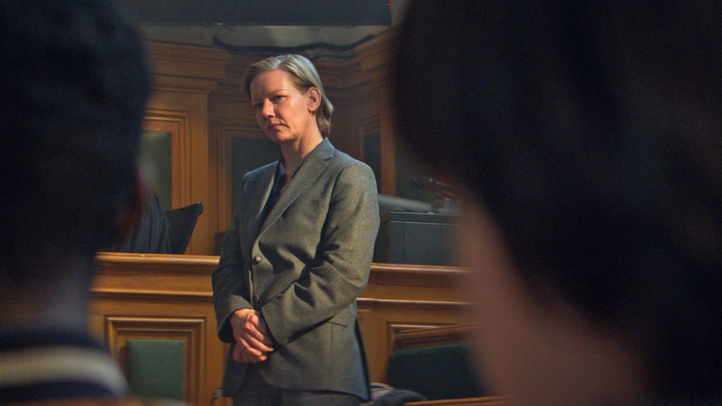 Sandra Hüller steht in "Anatomie eines Falls" als Angeklagte im Gerichtssaal 