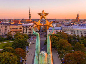 Luftaufnahme von der Freiheitsstatue Milda in Riga