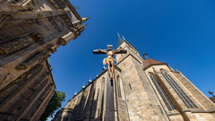 Ein Kreuz mit dem gekreuzigten Jesus am Domplatz in der Innenstadt von Erfurt, der Landeshauptstadt von Thüringen.