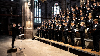 Ludwig Böhme dirigiert den Windsbacher Knabenchor 