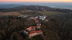 Luftaufnahme des Klosters der Kommunität Casteller Ring am Schwanberg in Kitzingen.