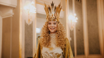 Portrait des Nürnberger Christkind Nelli Lunkenheimer mit blonden Locken und goldener Krone