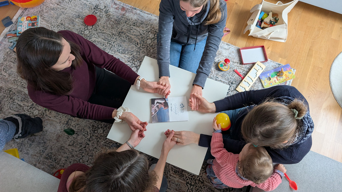 Mütter beim beten im Kinderzimmer