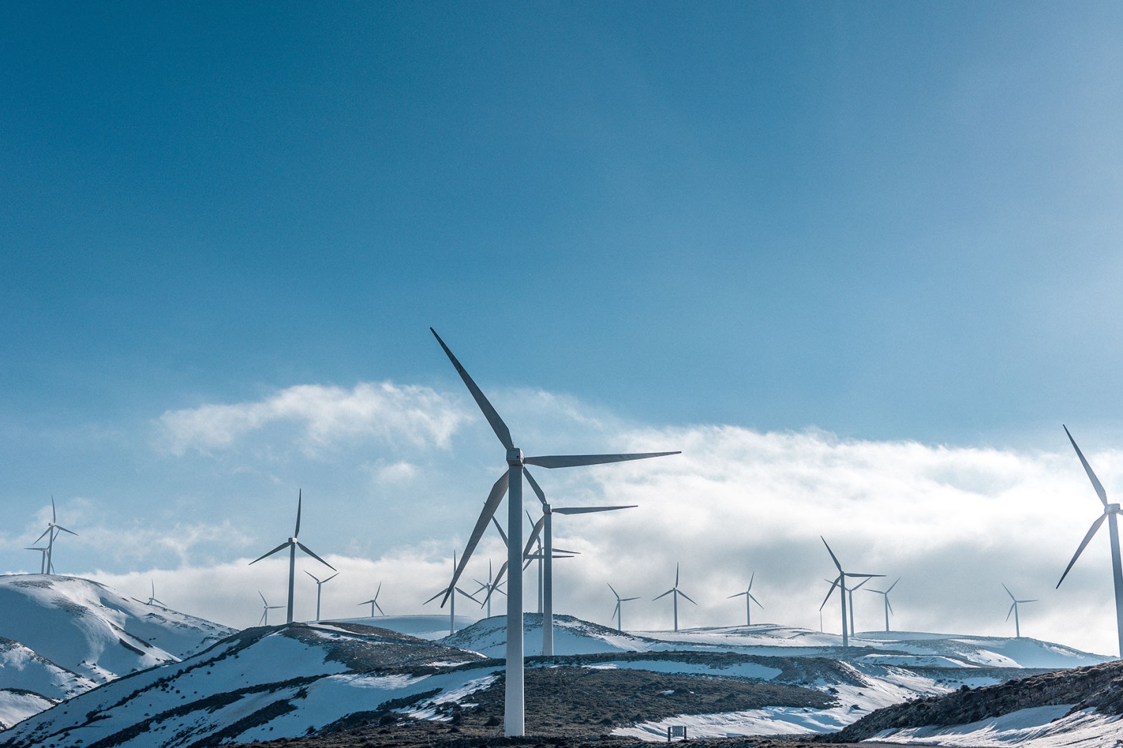 Windräder auf Bergen