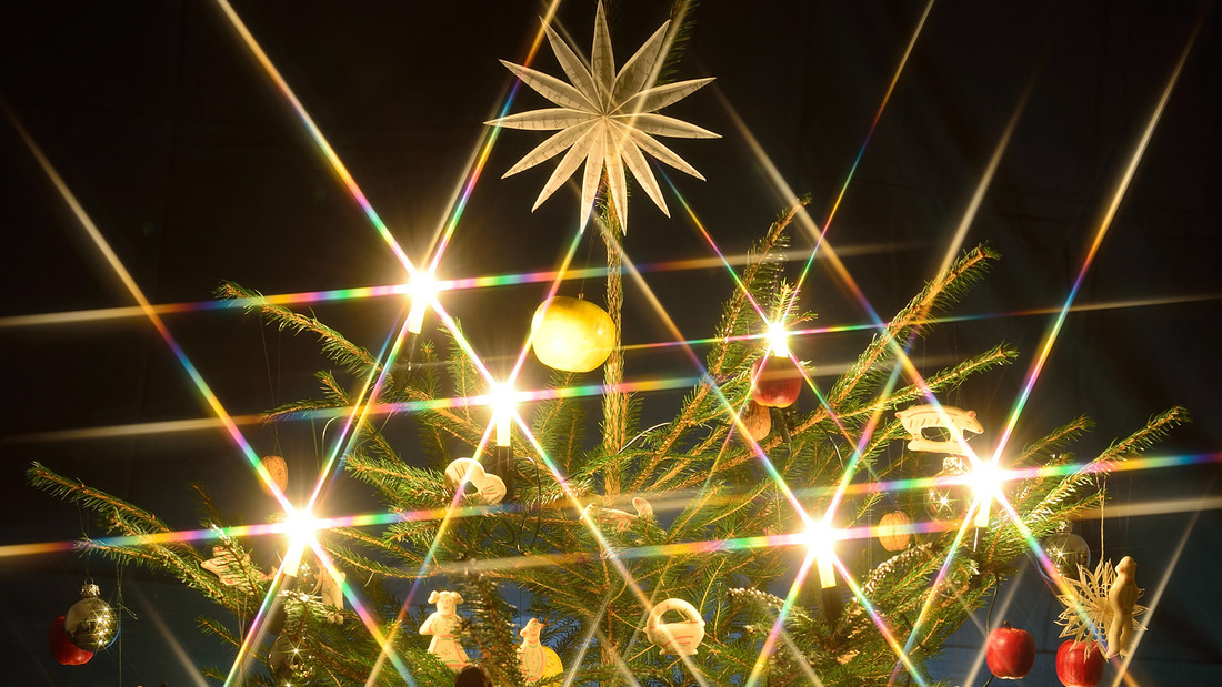 Geschmückter und beleuchteter Weihnachtsbaum 