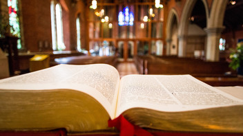 Aufgeschlagenen Bibel zur Predit in einer Kirche