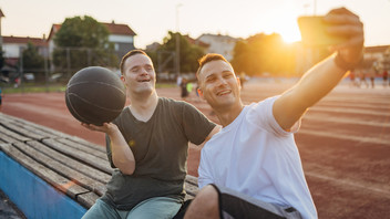 Freunschaft zwischen zwei jungen Männern