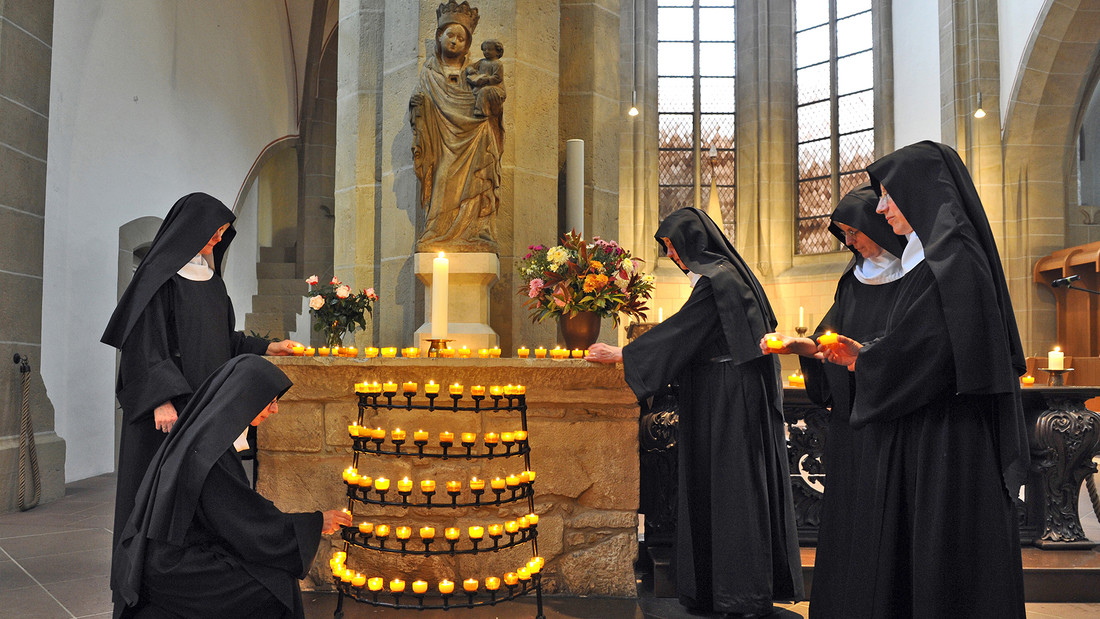 Benediktinerinnen während der Katholischen Jugendvesper im Kloster Marienrode in Hildesheim.