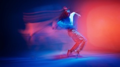 Tänzerin in farbigem Licht