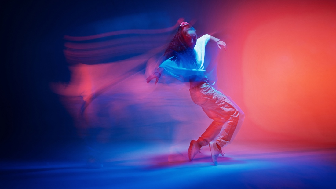 Tänzerin in farbigem Licht