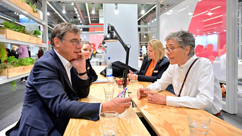 Kirchenpräsident Jung und Karin Schmidt-Friderichs, Vorsteherin des Börsenvereins des deutschen Buchhandels