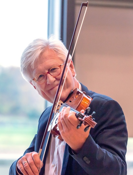 Heinrich Bedford-Strohm spielt Geige