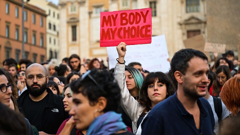 Am 28. September 2022, dem Internationalen Tag für das Recht auf sicheren und legalen Zugang zu Schwangerschaftsabbrüchen, demonstrieren  Menschen in Rom für mehr Frauenrechte.