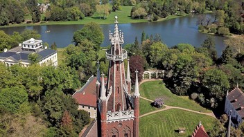 Kirche mit Kirchenturm mit einer Drohne fotografiert.