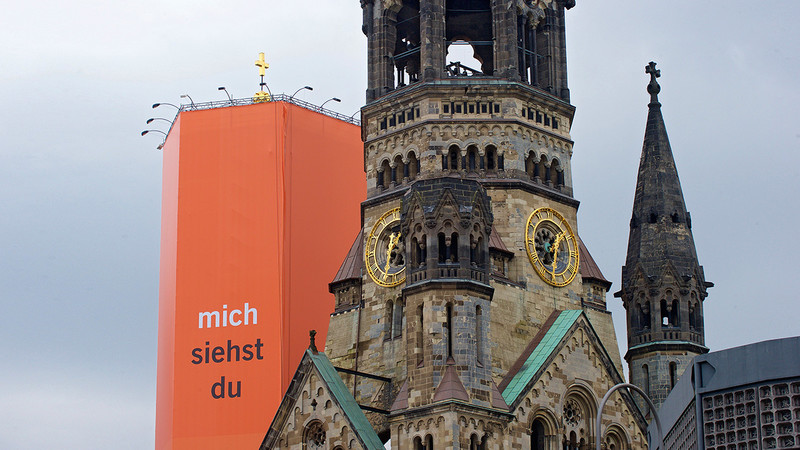 Seit Freitag den 17. März 2017 leuchtet der Glockenturm der Berliner Kaiser-Wilhelm-Gedaechtnis-Kirche am Breitscheidplatz im Kirchentagsorange.