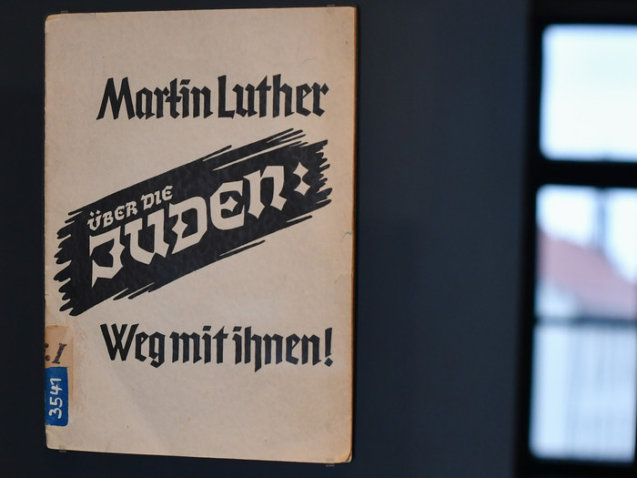 Eine Broschüre aus der Zeit des Nationalsozialismus «Martin Luther. Über die Juden: Weg mit ihnen» aus dem Jahr 1938 liegt in der Ausstellung im Lutherhaus Eisenach