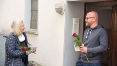 Jutta Jeskolski (67) bringt Angehörigen von Verstorbenen wie Kai Hohlt eine Rose und einen Kartengruss des Pastors an die Haustür.