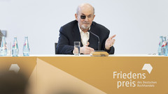 Friedenspreisträger Salman Rushdie im Congress Center der Messe Frankfurt
