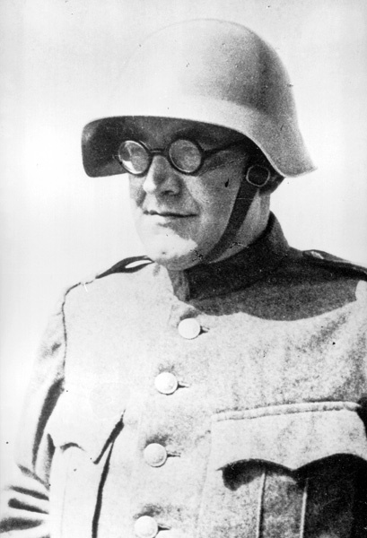 In der Uniform des bewaffneten Hilfsdienstes, 1940