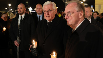 Bundespräsident Steinmeier und Sachsen-Anhalts Ministerpräsident  Haseloff bei der Gedenkveranstaltung in Magdeburg mit Kerzen