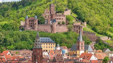 Blick auf Wertheim mit Burg und Kirchen