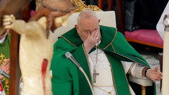 Der Papst hat seine Hand während einer Messe zum Jubiläum der Streitkräfte auf dem Petersplatz im Vatikan im Gesicht. 