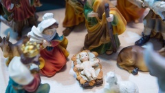 Krippe mit Jesusfigur umringt von weiteren Figuren der Weihnachtsgeschichte