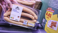 Abgepackte Wiener Würstchen im Kühlregal bei Penny kosten jetzt 6,01 Euro statt 3,19 Euro